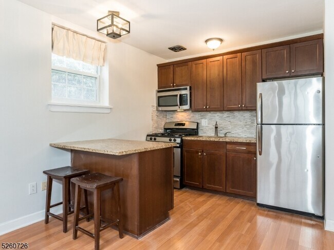 Building Photo - 48 Elm St