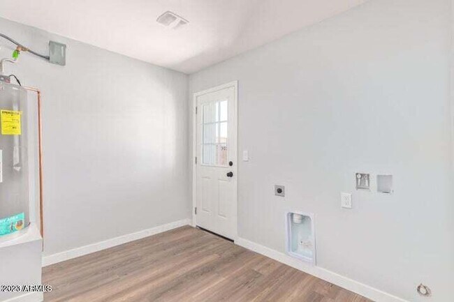 Building Photo - 1624 W Geneva Dr