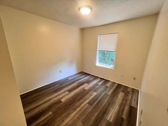 Building Photo - Blacksburg, 4 BR / 2.5 BA Townhouse, Available August