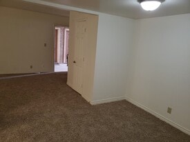 Building Photo - 4981 River Glen Dr