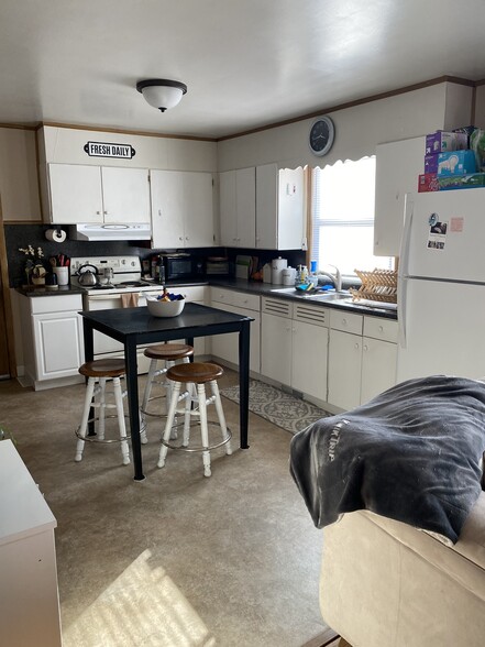 Building Photo - 1025 W King St