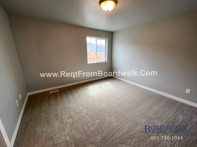 Building Photo - Modern Town Home in Highland!