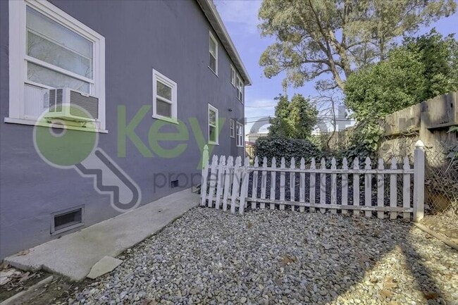 Building Photo - 1119 Lochbrae Rd