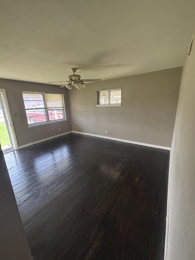 Building Photo - Recently Renovated - 3 Bedroom 2 Bath Home!