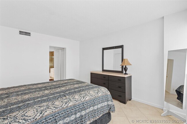 Building Photo - 3800 Galt Ocean Dr