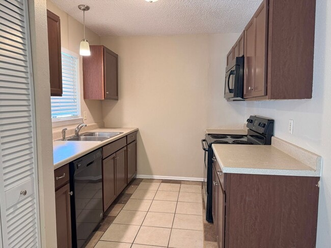 Building Photo - 104 Meadow Hill