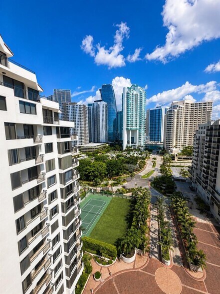 Building Photo - 520 Brickell Key Dr