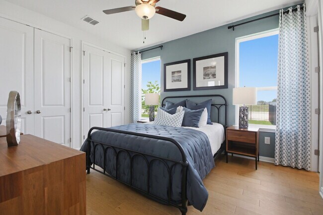 Building Photo - Townhome With Fenced Yard, Neighborhood Pickleball Court, Dog Park, Yard Maintenance Paid