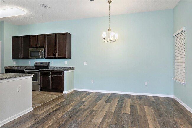 Building Photo - Condo in Greenstone at Aberdeen!