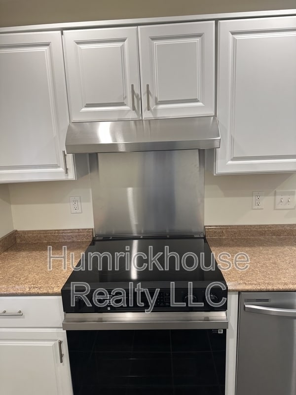 Building Photo - 5225 Valley Stream Rd