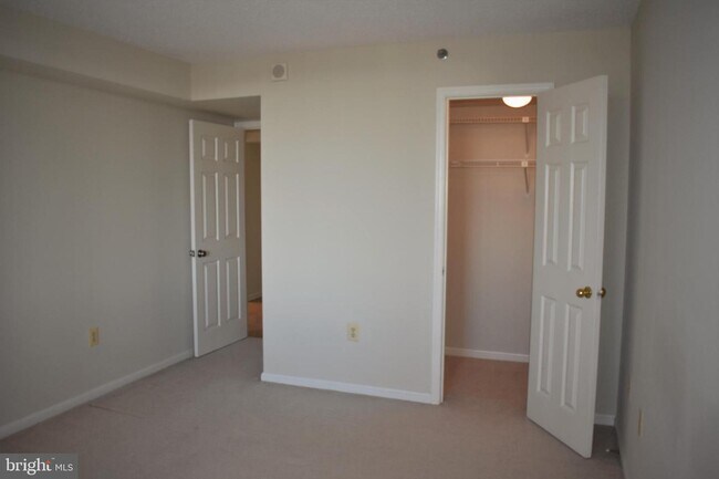 Building Photo - 10101 Grosvenor Pl