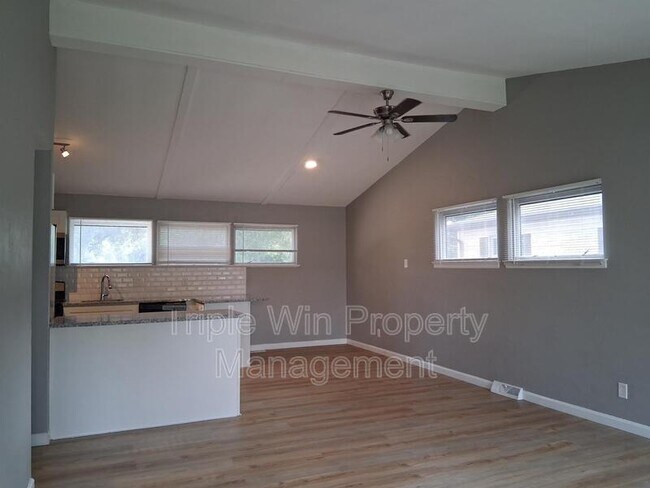 Building Photo - 524 Acorn Dr