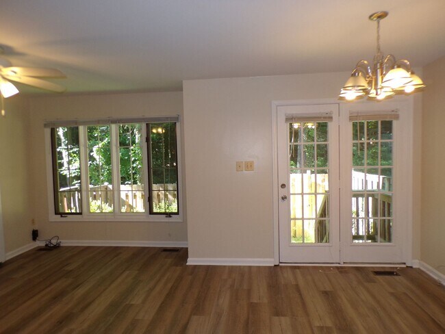 Building Photo - Three Bedroom Townhouse Conveniently Located In Springfield