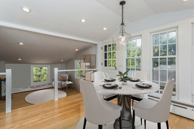 Building Photo - 96 Kings Hwy N