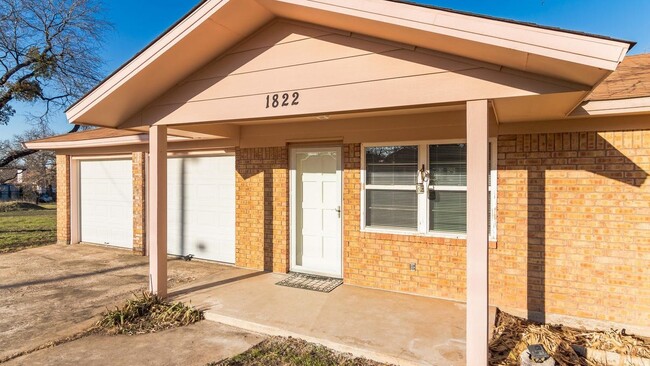 Building Photo - 1822 Greenwood Ln
