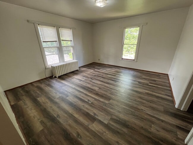 Building Photo - 300 S Maple