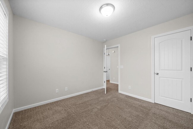 Building Photo - Pet Friendly Three Bedroom in Rossview!