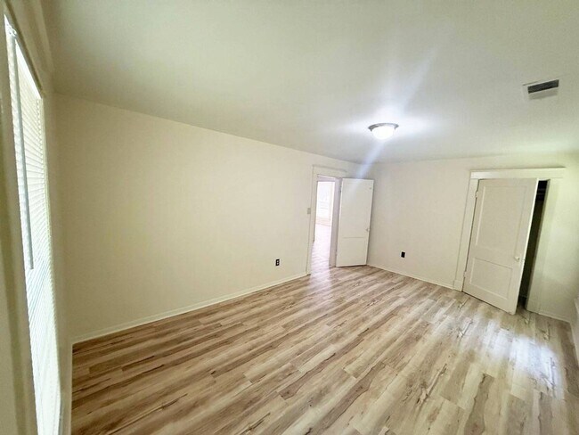 Building Photo - 446 Buntyn St
