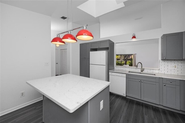 Building Photo - 944 SAN CARLOS Ct