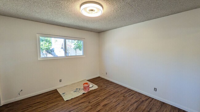 Building Photo - Refreshed Single Level Home