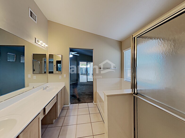 Building Photo - 15681 W Magnolia St