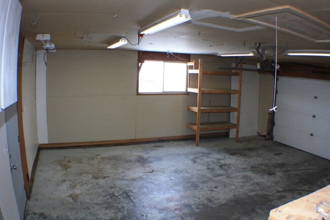 Building Photo - 336 Satus St