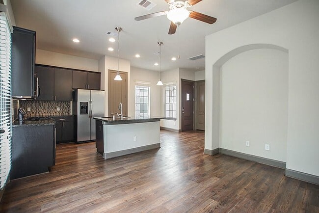 Building Photo - 103 Aventura Pl