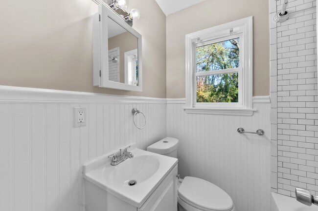 Building Photo - Welcome to this beautiful newly renovated 3-bedroom home!