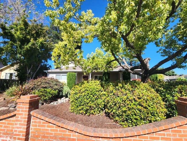 Building Photo - Charming 2 Bedroom, 2 Bathroom Home in Redwood City