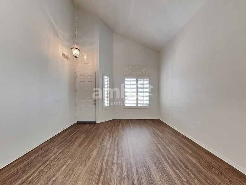 Building Photo - 9428 W Riverside Ave