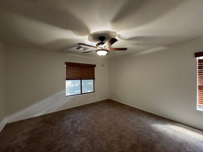 Building Photo - 4 BEDROOM HOME IN POWER RANCH