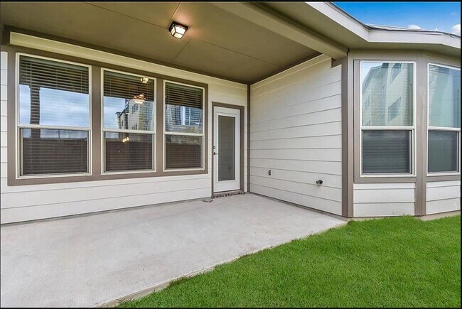 Building Photo - 9907 Quercia Dr