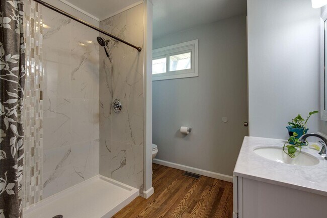 Building Photo - $2500/mo A newly remodeled 3 bedroom 2.5 B...