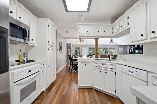 Building Photo - 223 Pin Oak Ln
