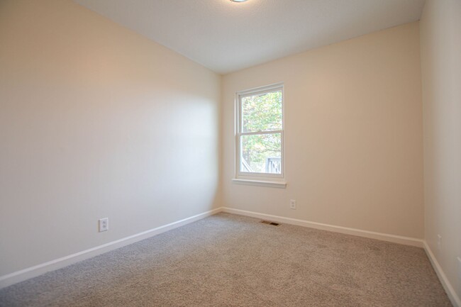 Building Photo - Pet Friendly Three Bedroom!