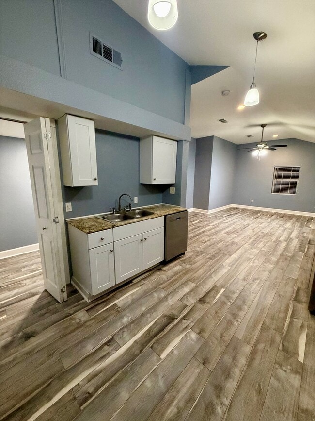 Building Photo - 2322 Central St