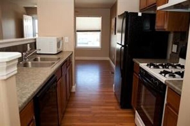 Building Photo - 3 Bedroom 2 Bath home with 2 car garage in Belgrade.