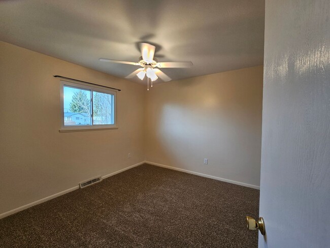 Building Photo - 905 New Bedford Dr