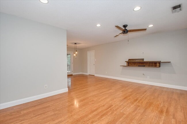 Building Photo - West Augusta Charm