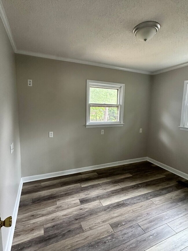 Building Photo - 810 W Country Club Dr