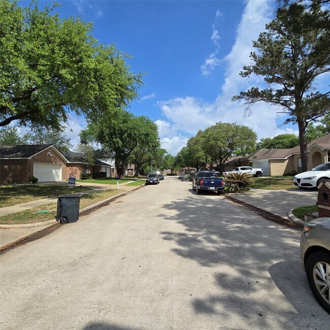 Building Photo - 6411 Slate Stone St