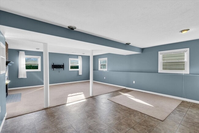 Building Photo - Spacious 4-Bedroom Home with Fenced Yard a...