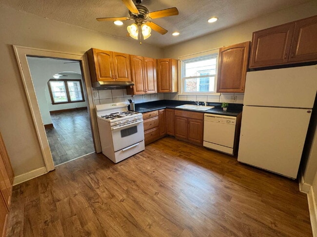 Building Photo - BIG SPACE. MODERN COMFORT. UNBEATABLE VALUE: 3 Bed, 2 Bath Duplex Delight!