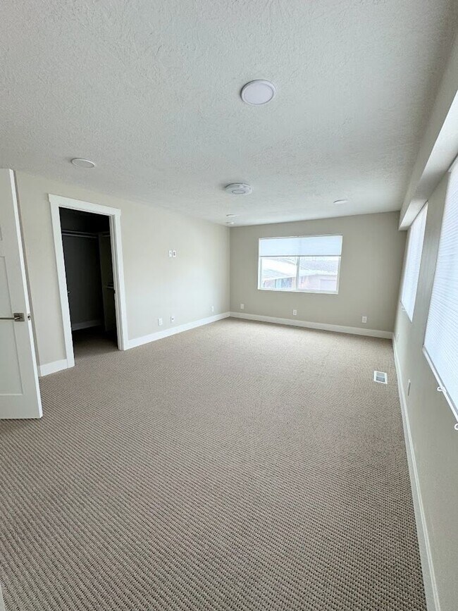 Building Photo - Beautiful remodeled home in Orem!