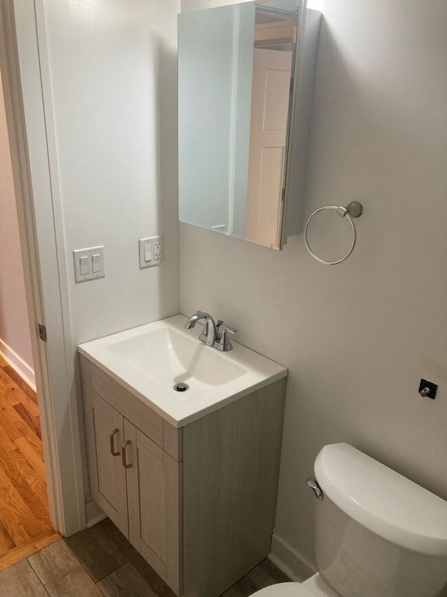 Building Photo - 1929 W Montrose Ave