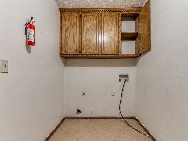 Building Photo - 3 Bed 2 bath!