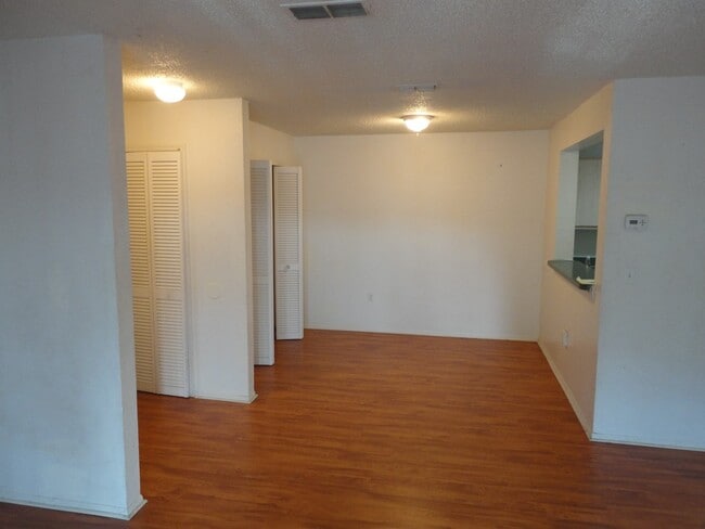 Building Photo - 3/3 Top Floor Unit Windsor Park