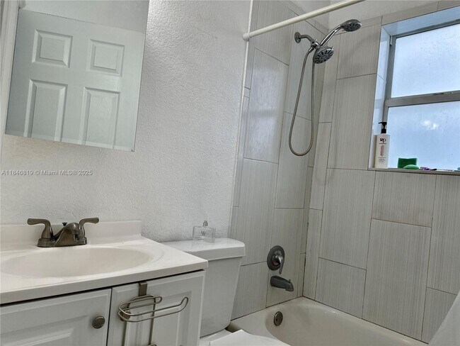 Building Photo - 1284 NW 39th St