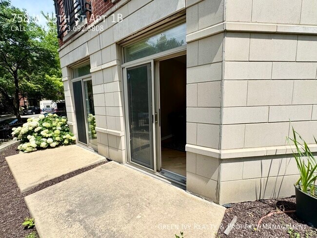 Building Photo - 758 W 15th St