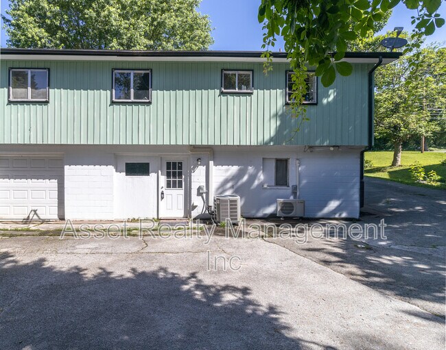 Building Photo - 708 Dutch Valley Drive Northeast - 1